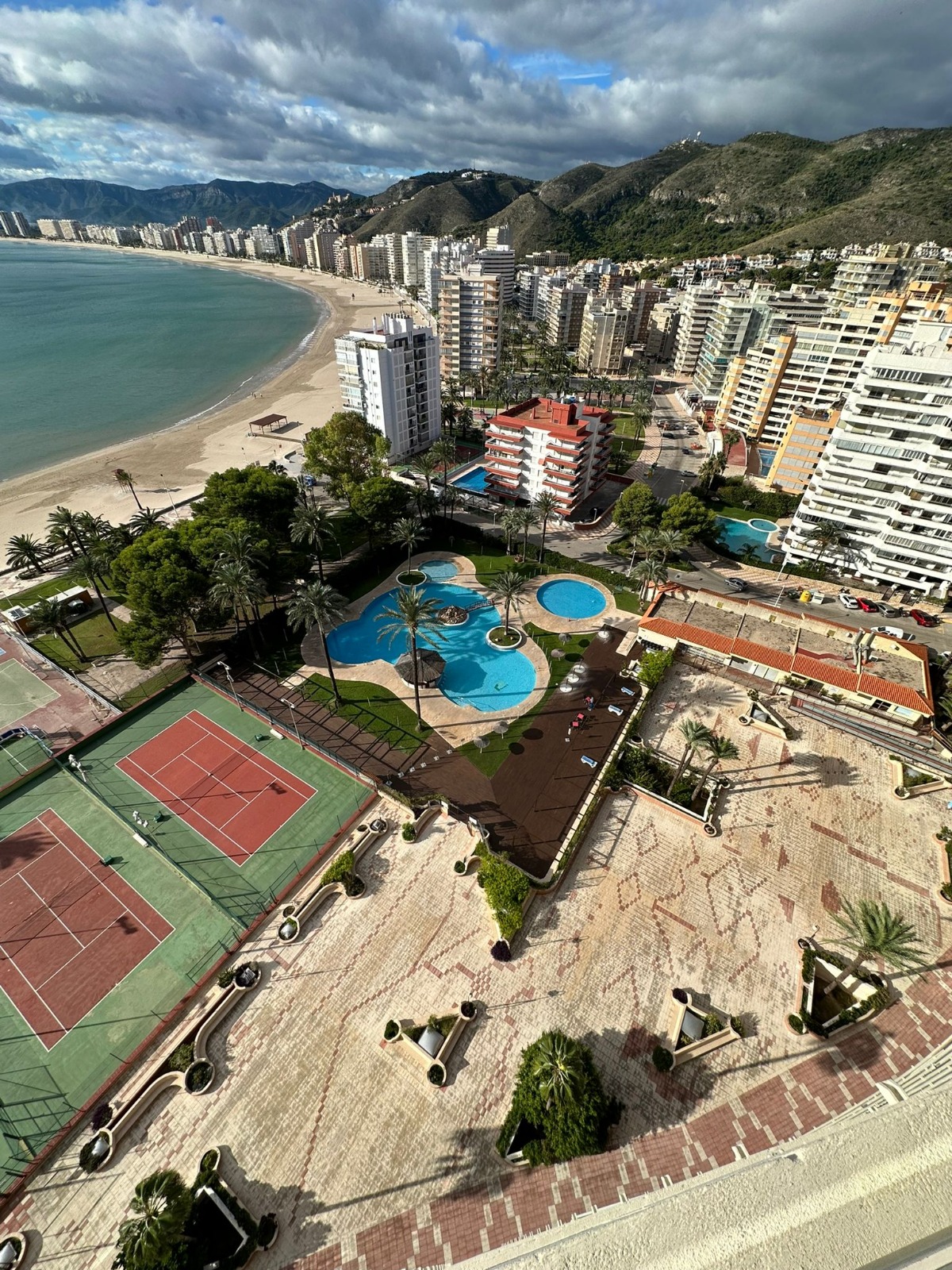 Piscina comunitaria en edificio residencial